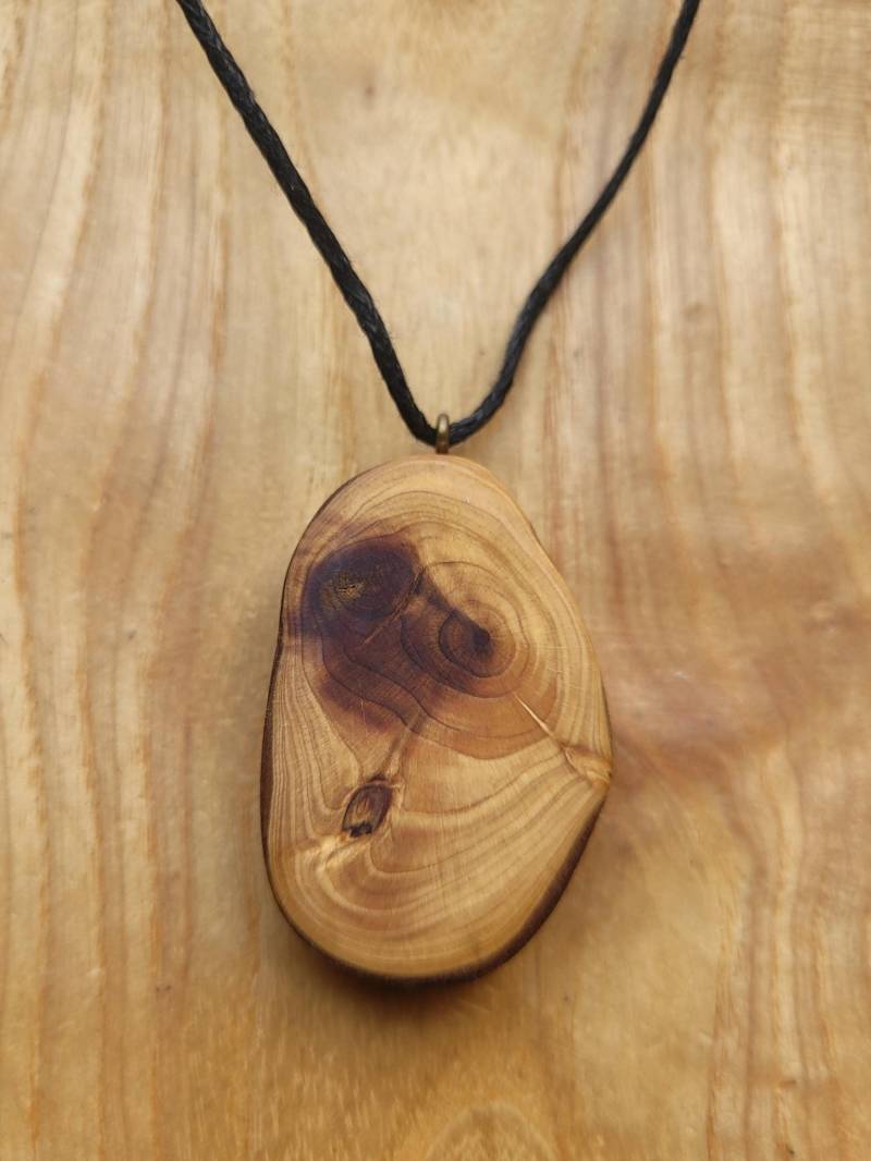 Natürliche Holzkette Aus Wacholder, Handgefertigt Und Vegan von maderamar