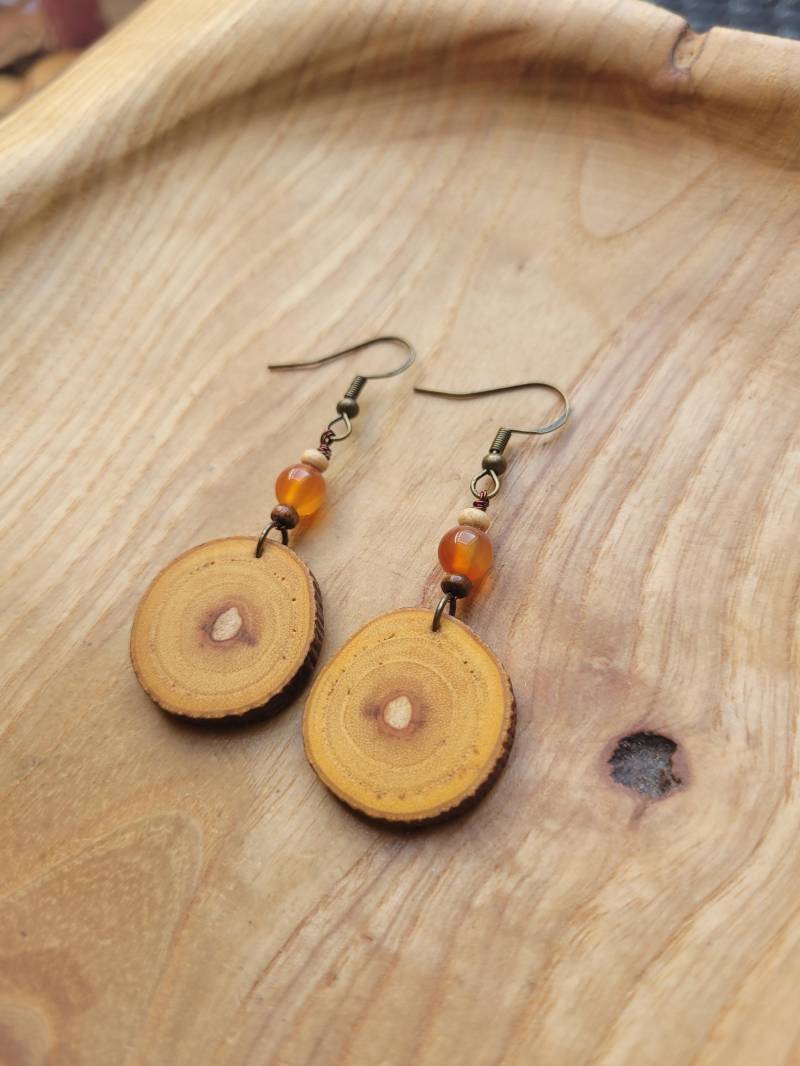 Natürliche Holzohrringe Aus Hellem Holz Mit Orangenen Edelsteinperlen Karneol von maderamar
