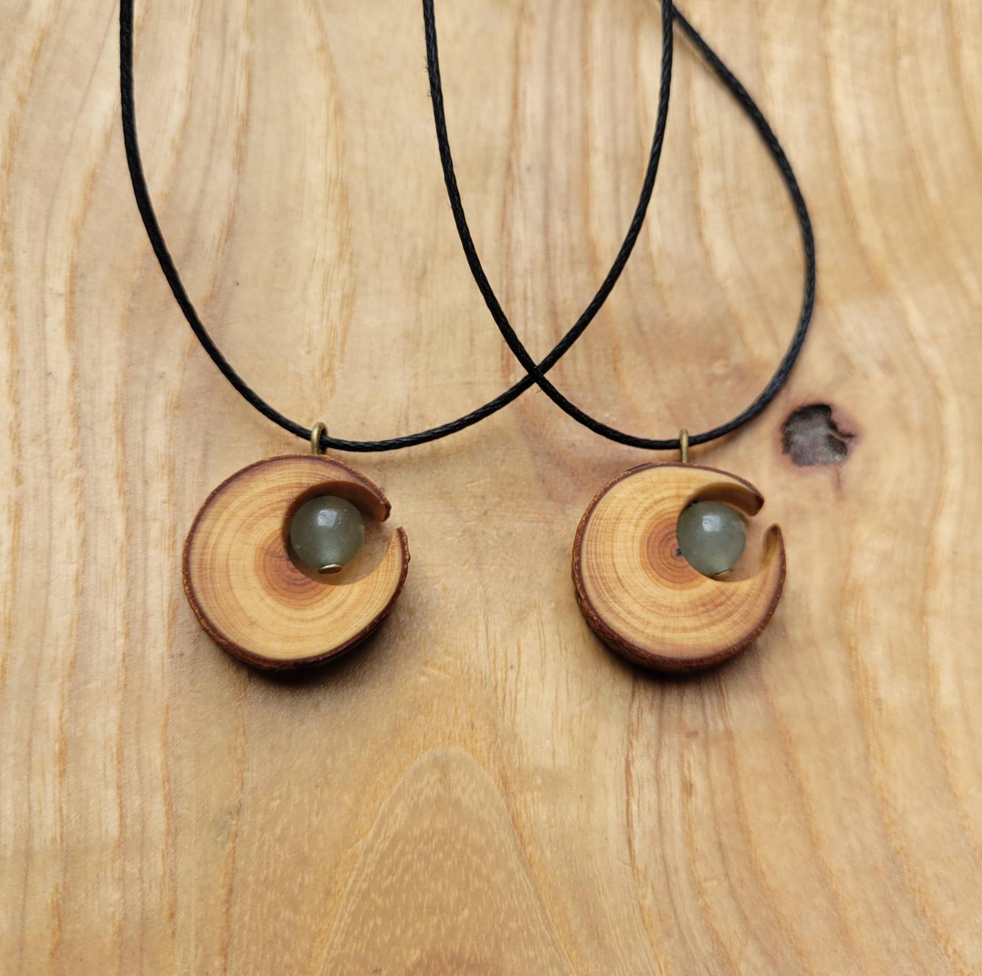 Natürliche Mondkette Aus Holz Der Eibe Mit Grünen Aventurin Edelstein - Handgefertigt Vegan Und Nachhaltig von maderamar