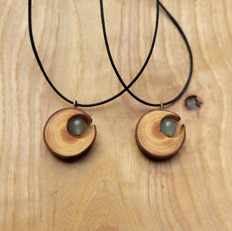 Natürliche Mondkette Aus Holz Der Eibe Mit Grünen Aventurin Edelstein - Handgefertigt Vegan Und Nachhaltig von maderamar