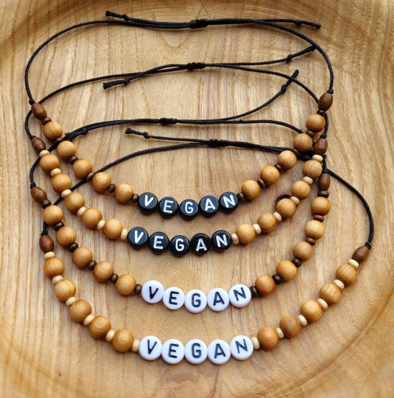 Vegan Armband, Veganes Statement Armband, Mit Holzperlen, Handgefertigt Und Natürlich von maderamar