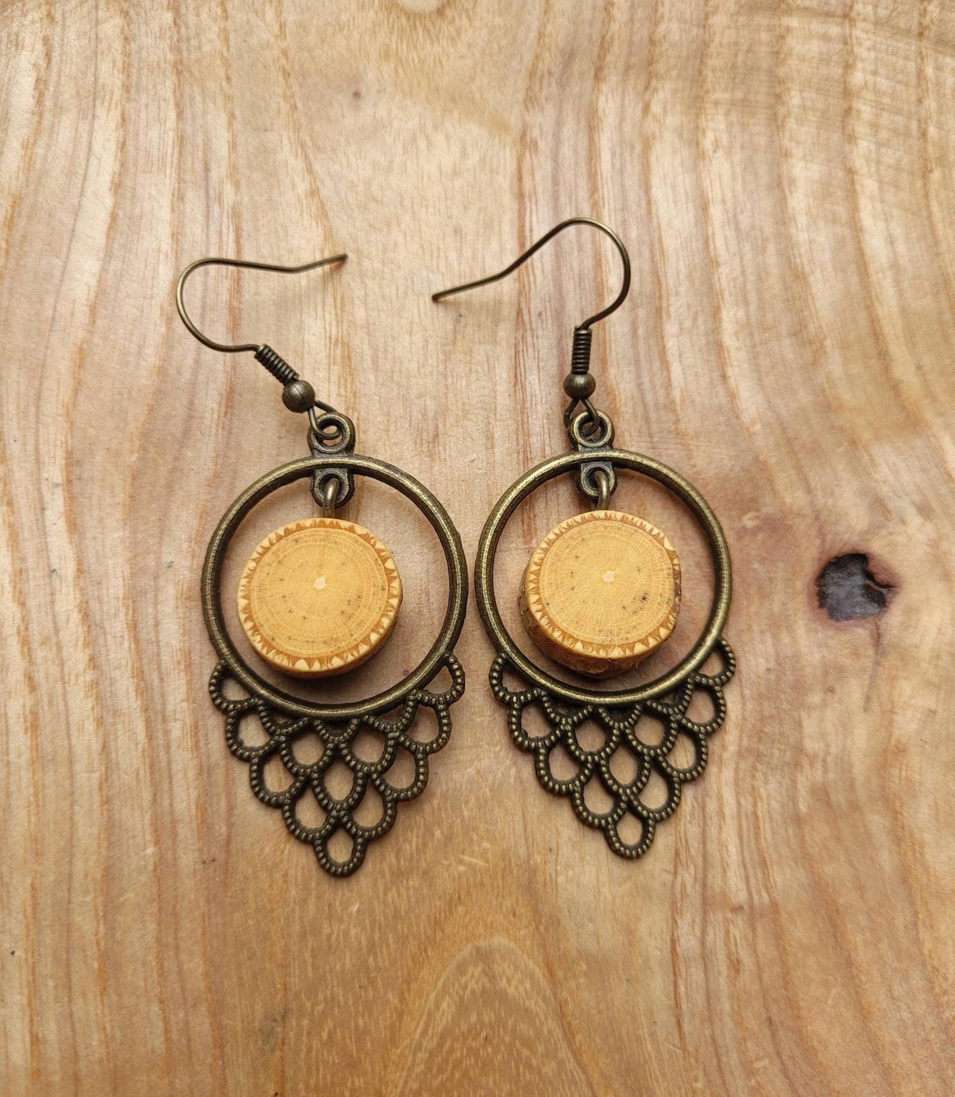 Wunderschöne Ohrringe Aus Messing Und Holz Des Hibiskus von maderamar