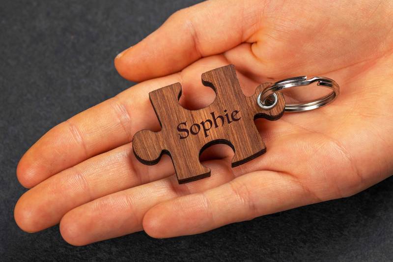 Holz-Schlüsselanhänger Als Puzzlestück Mit Individueller Gravur Personalisiert von madewithlovebymadita