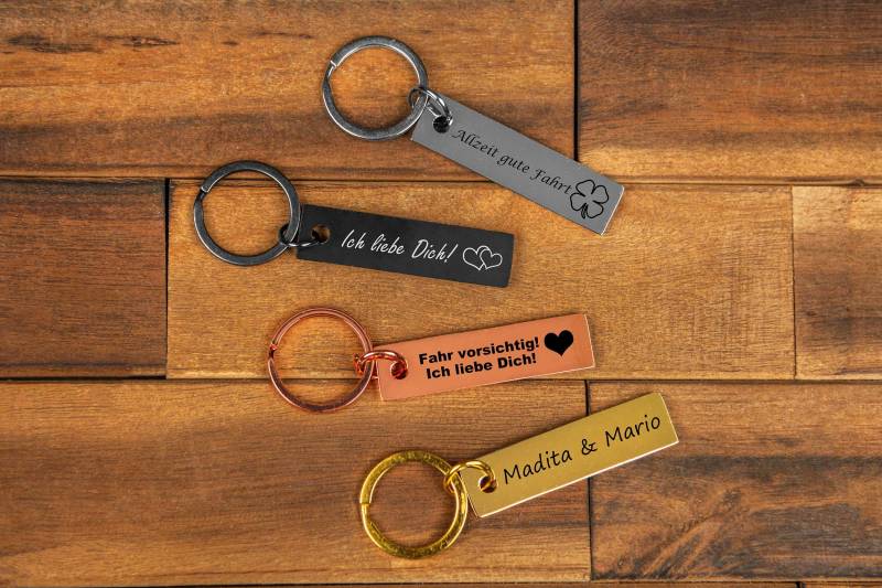 Schlüsselanhänger Personalisiert Mit Gravur in Vier Farben Als Platte Personalisierter Aus Edelstahl von madewithlovebymadita
