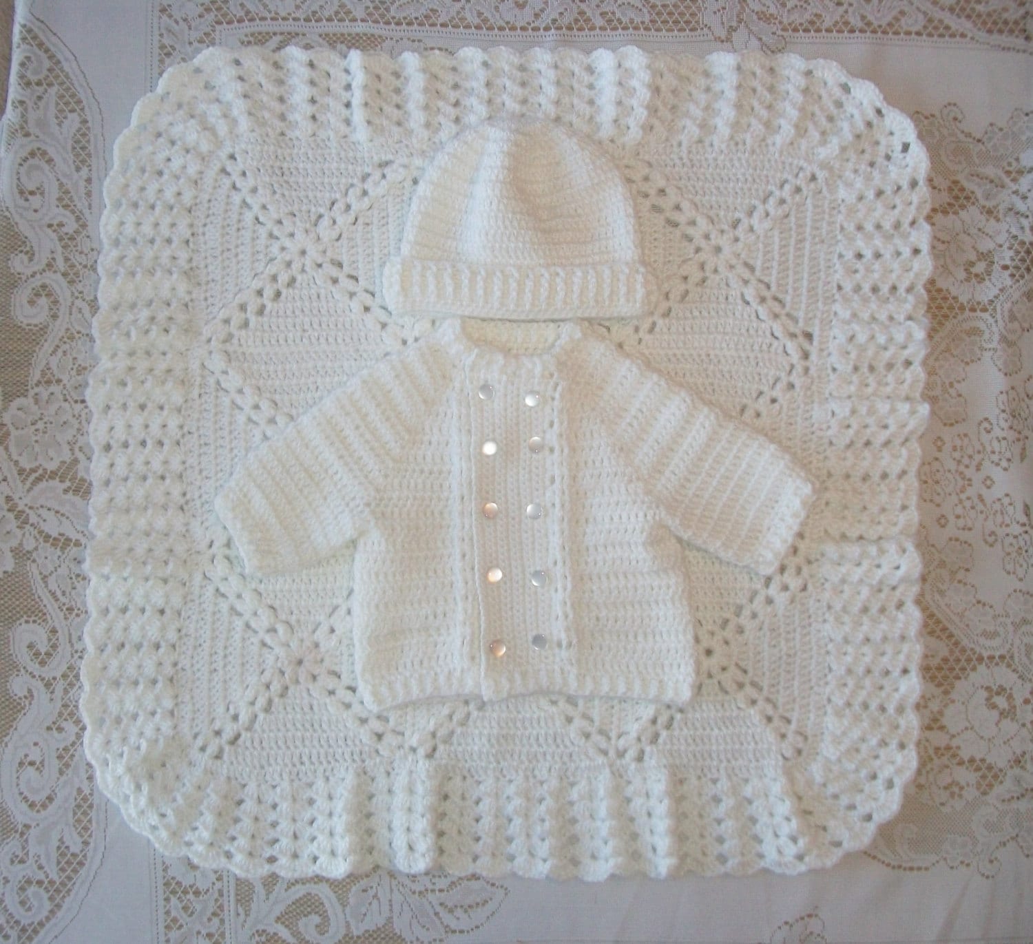 Crochet Baby Boy Weiß Pullover, Mütze Und Decke Layette Outfit Perfekt Für Taufen Winter von madewithlovebysuzieq