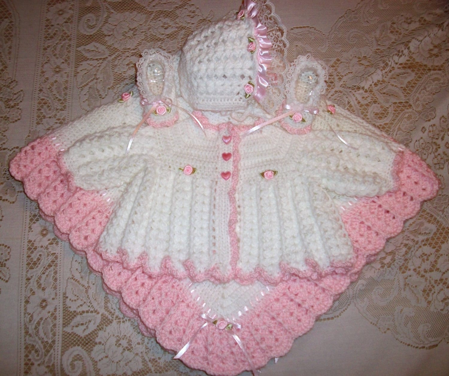 Crochet Baby Girl Pink & White Sweater Set Bonnet Booties Und Blanket Layette Perfect For Shower Gift Oder Newborn Take Me Home Outfit von madewithlovebysuzieq