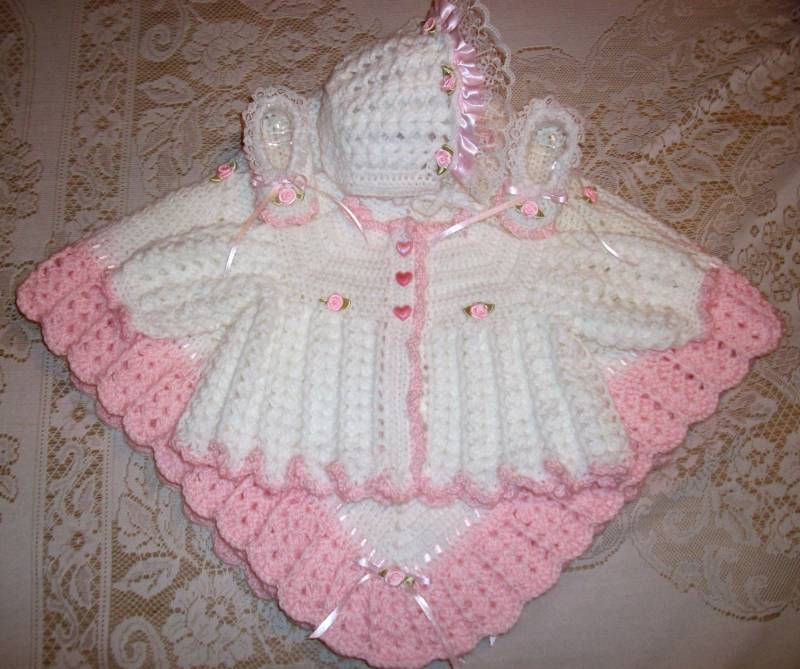 Crochet Baby Girl Pink & White Sweater Set Bonnet Booties Und Blanket Layette Perfect For Shower Gift Oder Newborn Take Me Home Outfit von madewithlovebysuzieq