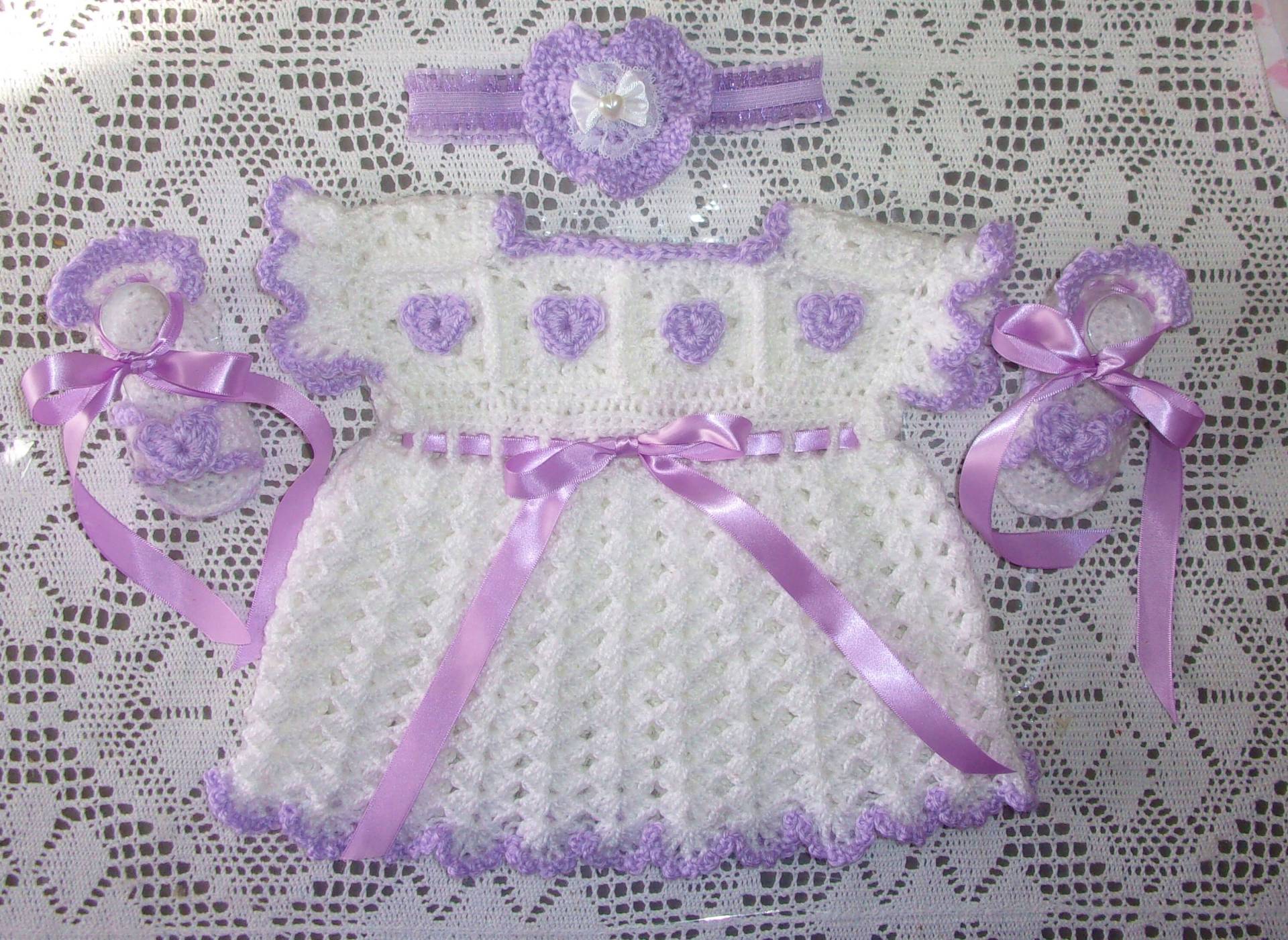 Crochet Baby Girl Sommerkleid Layette Party Herz-Set Mit Sandalen Und Stirnband Perfekt Für Babypartygeschenk Oder Take Home Outfit von madewithlovebysuzieq