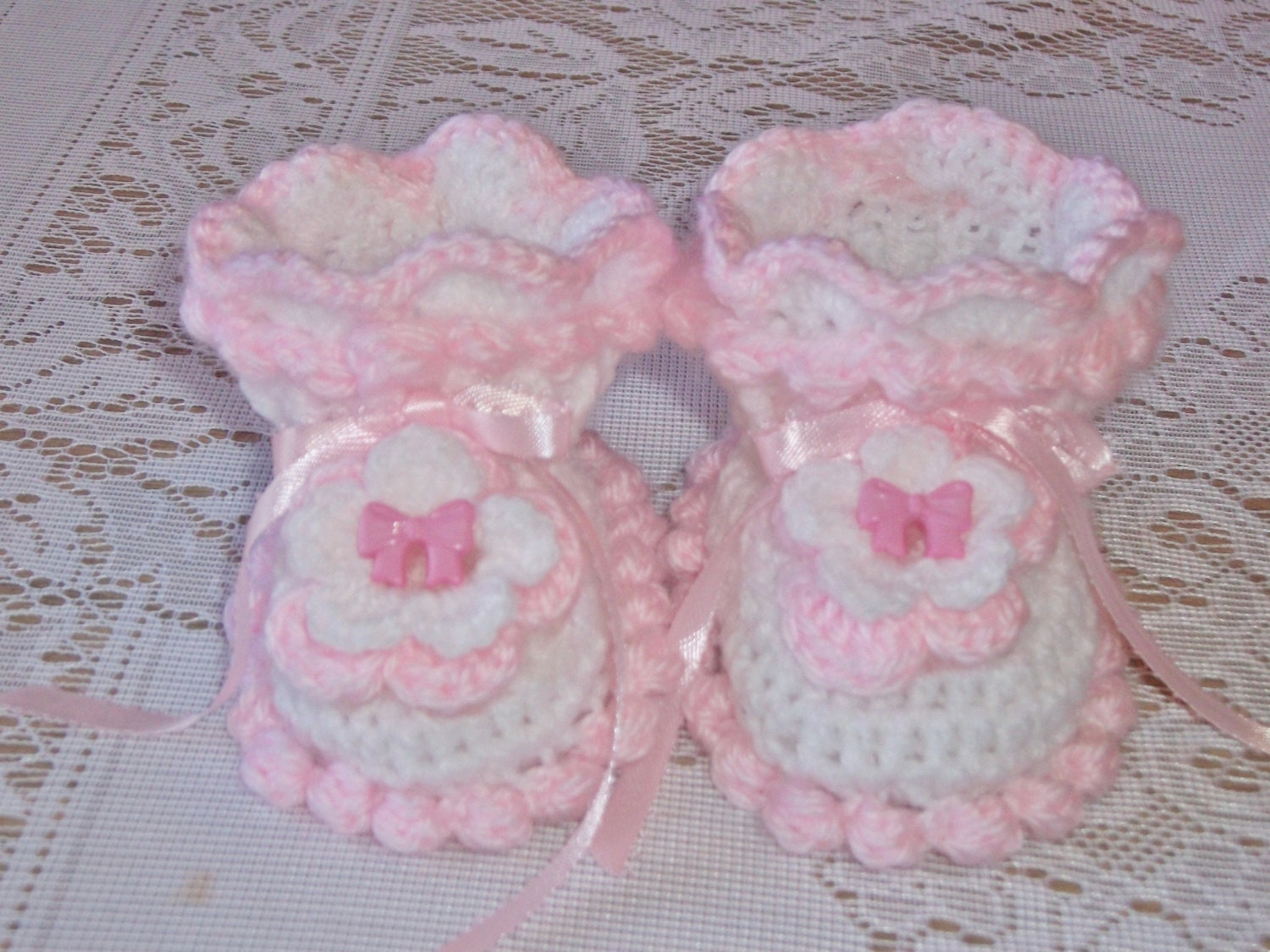 Gehäkelte Baby Booties in Rosa Und Weiss von madewithlovebysuzieq
