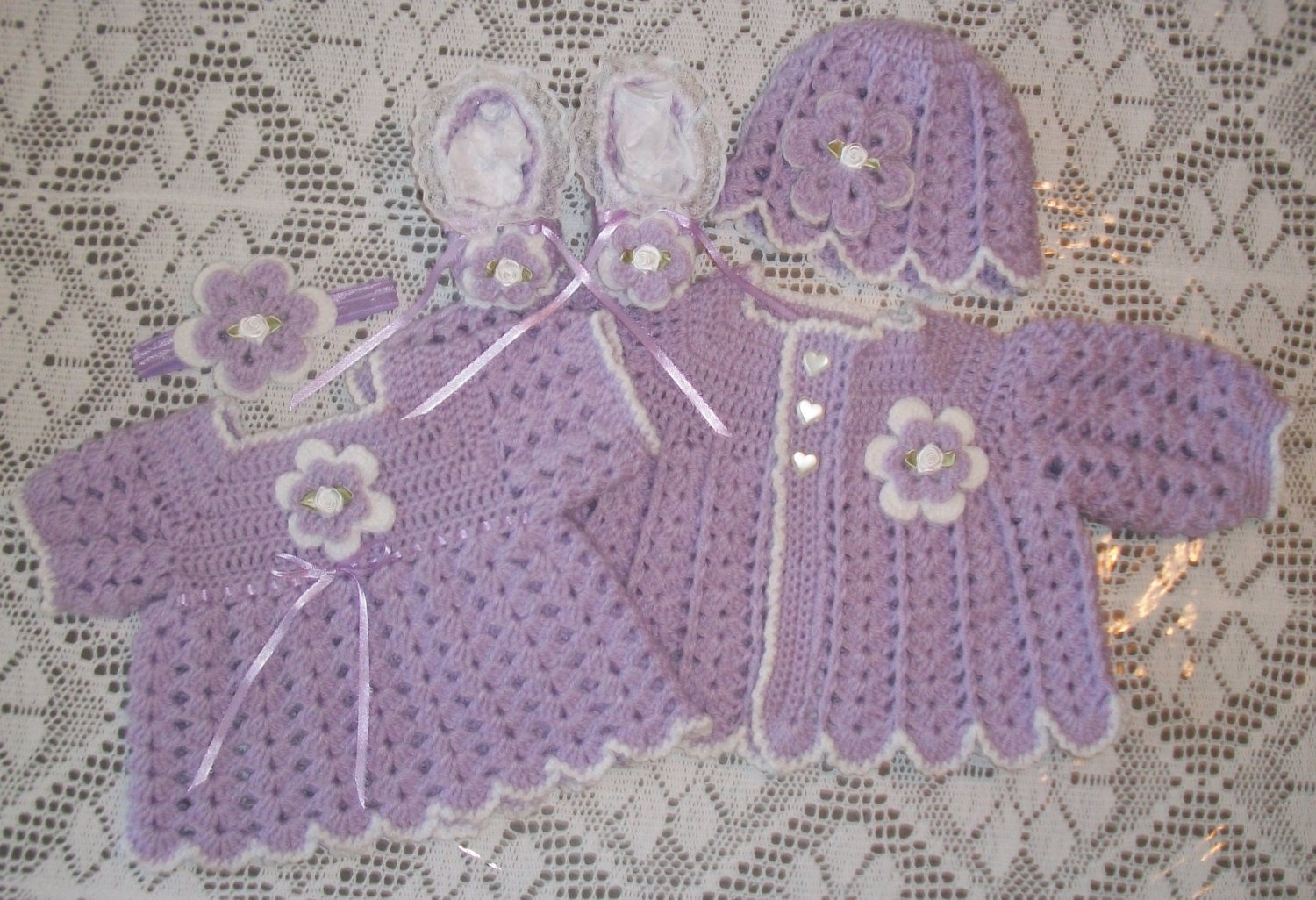 Gehäkelte Baby Girl Layette Pullover Set Mit Passendem Kleid Ensemble Perfekt Für Baby-Dusche-Geschenk Oder Nach Hause Nehmen 1. Debüt-Outfit von madewithlovebysuzieq