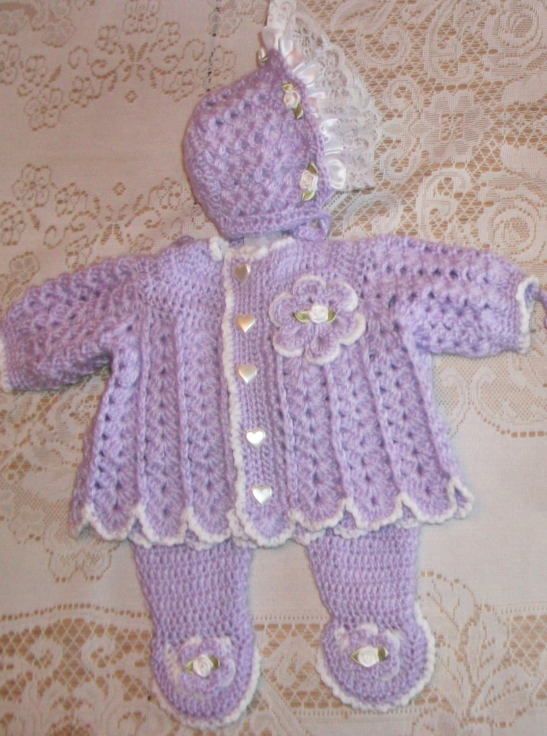 Gehäkelte Baby Girl Lust Lavendel Und Weißen Pullover, Gamaschen Bonnet Layette Outfit Perfekt Für Baby-Dusche-Geschenk Oder Take-Home-Outfit von madewithlovebysuzieq