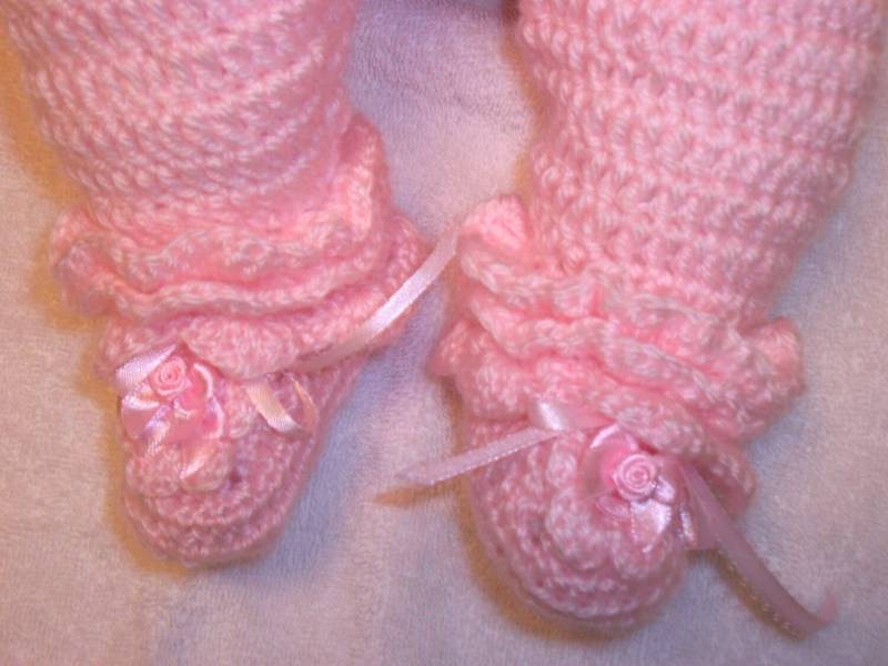 Gehäkelte Baby Girl Rüschen Pullover/Leggings Set Layette Perfekt Für Baby-Dusche Oder Heimkehr Outfit von madewithlovebysuzieq