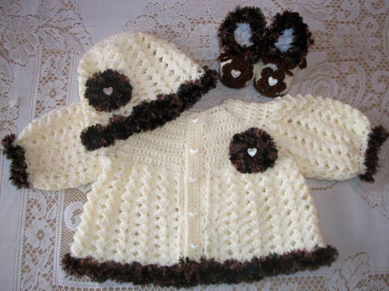 Gehäkelte Baby Girl Rüschen Pullover Set Layette Perfekt Für Baby-Dusche-Geschenk Oder Heimkehr Outfit von madewithlovebysuzieq