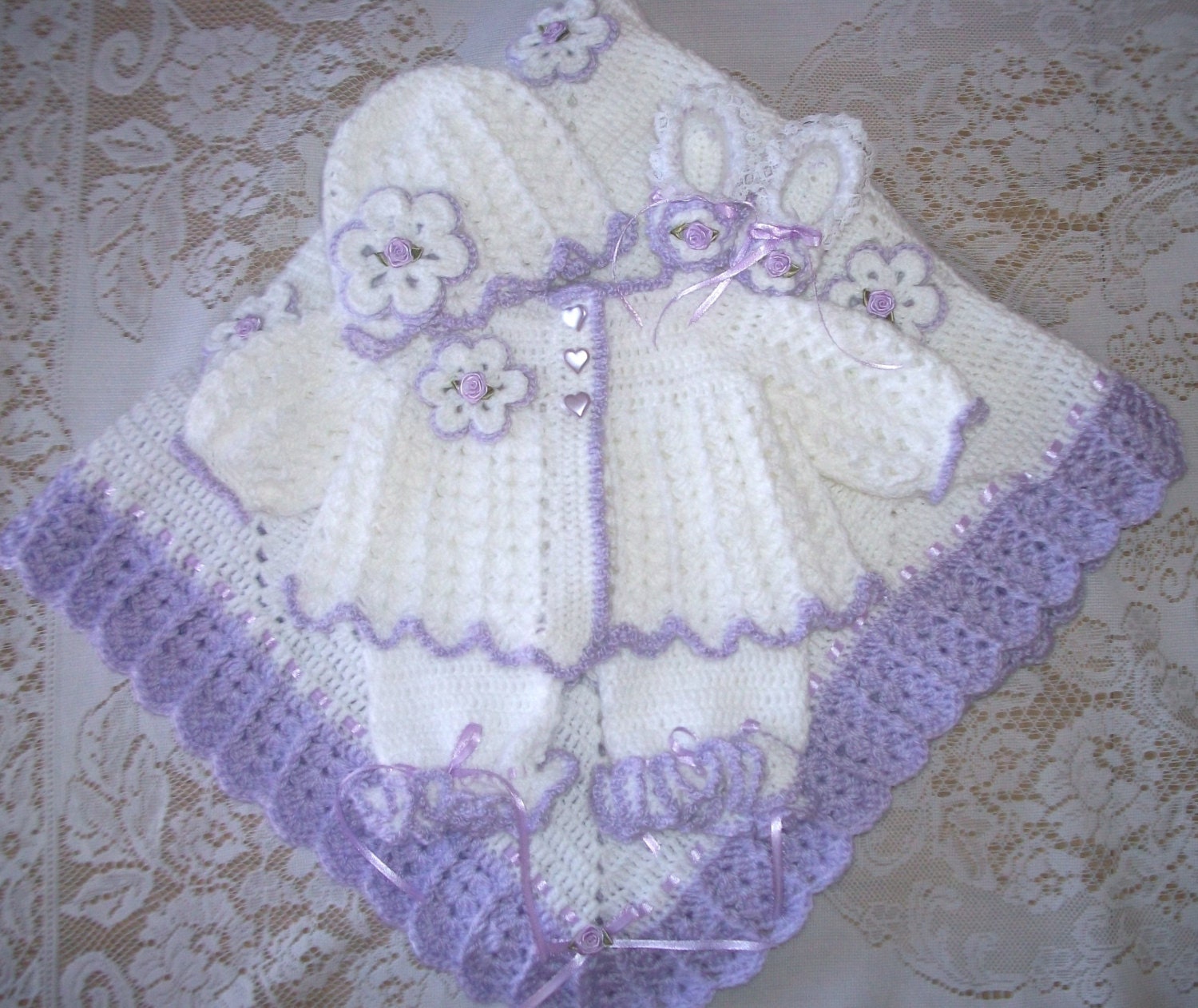 Gehäkelte Baby Mädchen Lavendel Pullover Set Babyausstattung Mit Leggings Und Booties Oder Feetypants Blumendecke Shower Geschenk Take Home Outfit von madewithlovebysuzieq