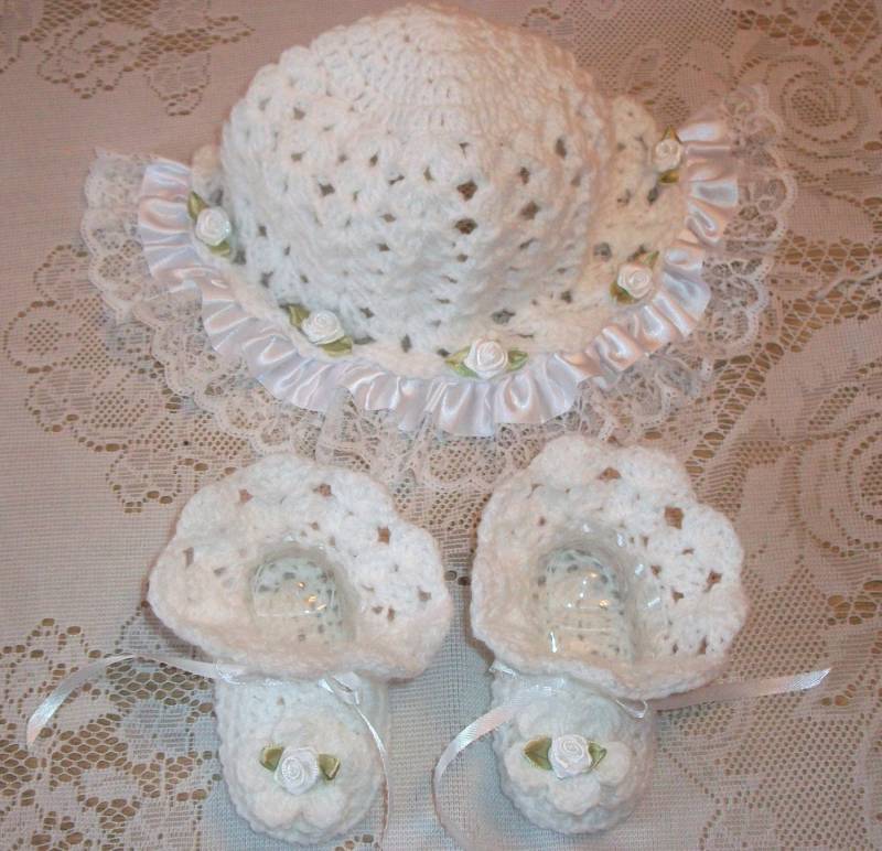 Gehäkelte Baby Mädchen Mütze Und Schühchen Set Mit Satin Spitze Rüschen Perfektes Shower Geschenk Oder Neugeborenes Take Me Home Gift von madewithlovebysuzieq