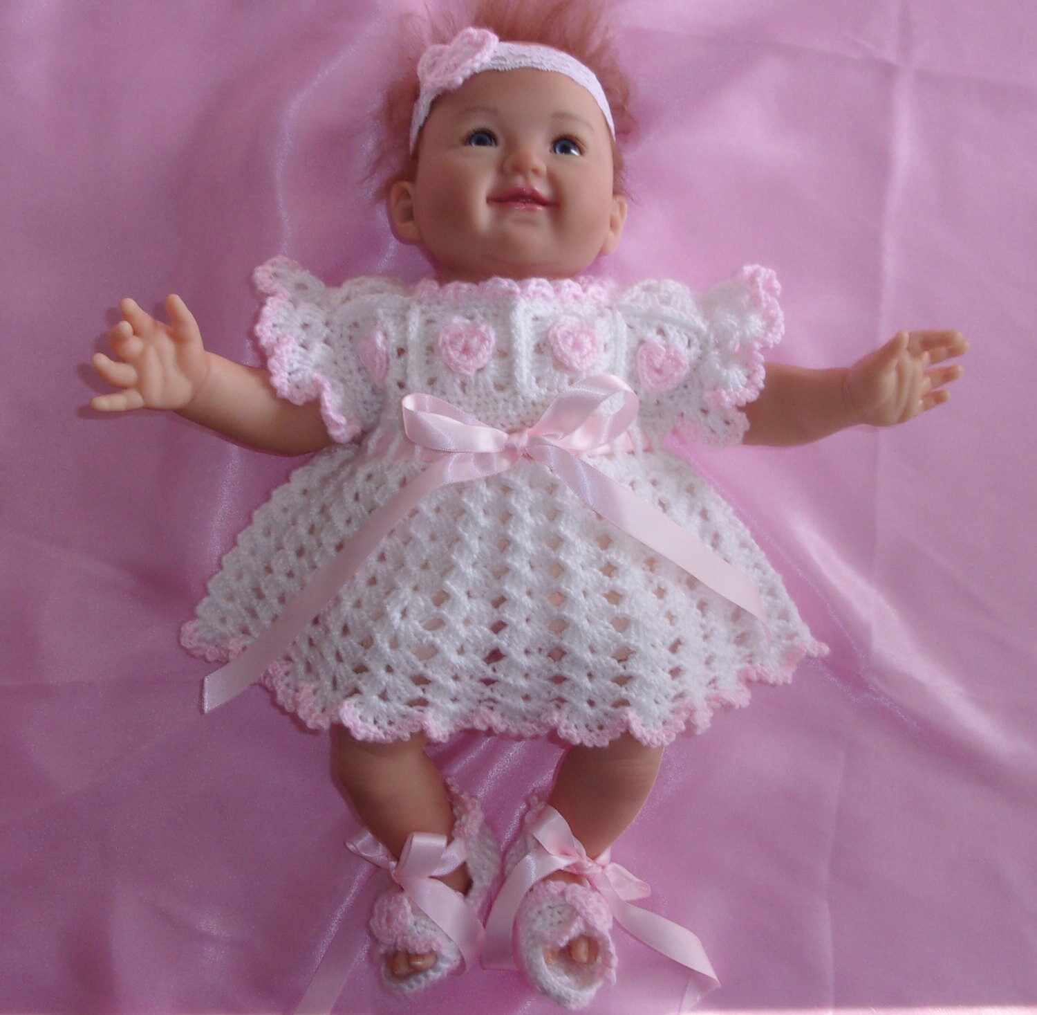 Gehäkeltes Baby Mädchen Sommerkleid Layette Party Herz Set Mit Sandalen Und Stirnband Perfekt Für Shower Geschenk Oder Take Home Outfit von madewithlovebysuzieq