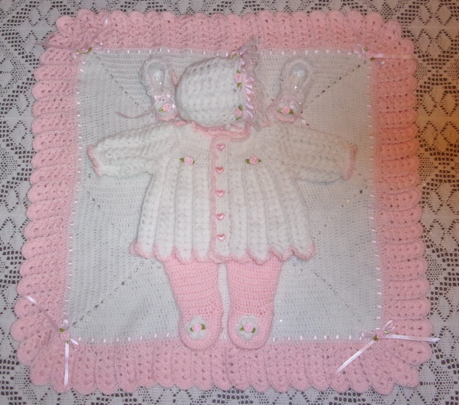 Häkel-Baby-Girl Sweater Set Bonnet Leggings Booties Und Blanket Layette Perfekt Für Baby-Shower Geschenk Oder Newborn Coming Home Outfit von madewithlovebysuzieq