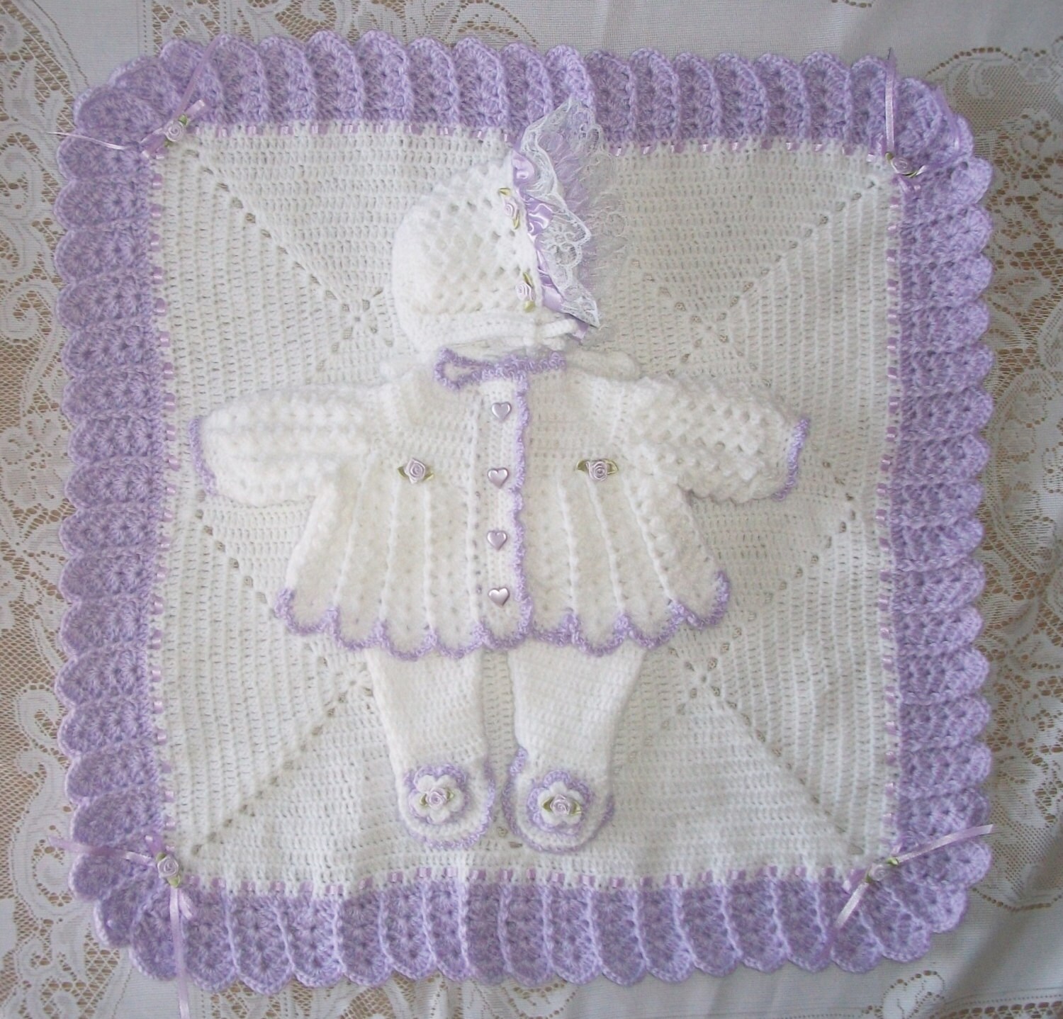 Häkel-Baby-Girl-Sweater Set Layette Mit Leggings, Bonnet Und Blanket Frilly Lavender Perfekt Für Baby-Duschgeschenk Oder Coming-Home-Outfit von madewithlovebysuzieq