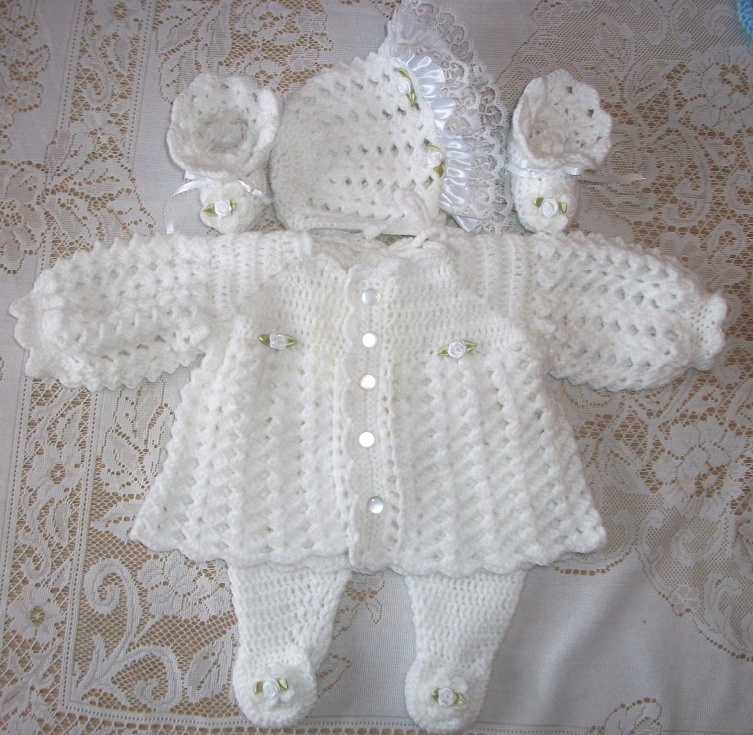 Häkel-Baby Girl White Sweater Set Layette, Bonnet Leggings Und Booties Perfekt Für Baby-Dusche Geschenk Oder Take Me Home Neuborn von madewithlovebysuzieq