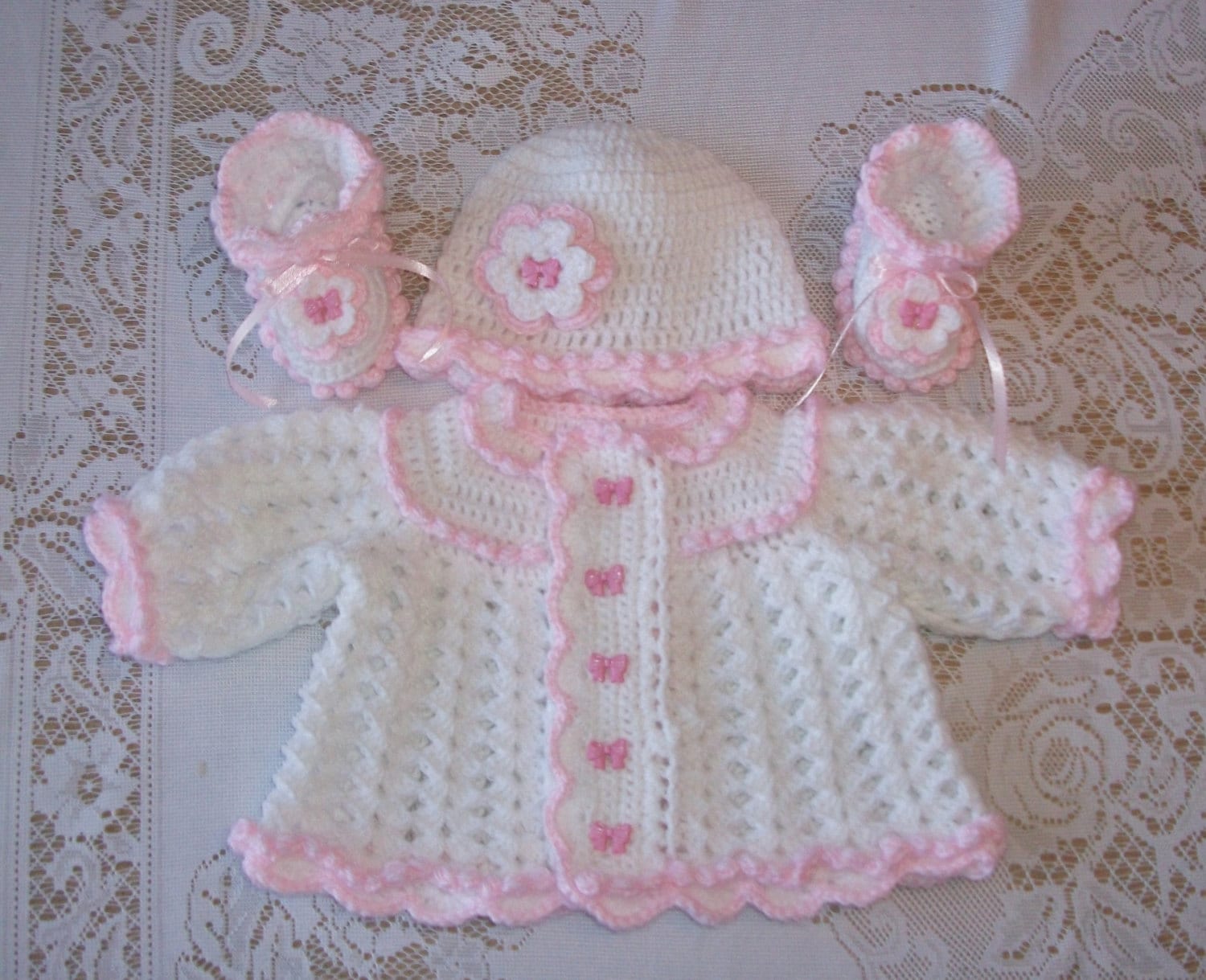 Häkeln Baby Mädchen Pullover, Mütze Und Schühchen Weiß Rosa Babyausstattung Mit 3D Rosetten Perfekt Für Baby-Dusche, Neugeborene Geschenk Oder von madewithlovebysuzieq