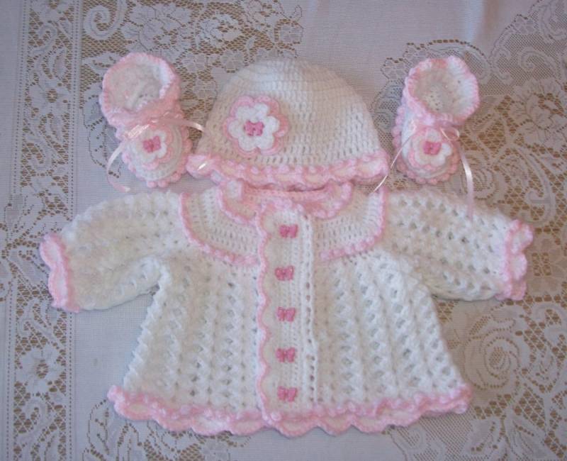 Häkeln Baby Mädchen Pullover, Mütze Und Schühchen Weiß Rosa Babyausstattung Mit 3D Rosetten Perfekt Für Baby-Dusche, Neugeborene Geschenk Oder von madewithlovebysuzieq