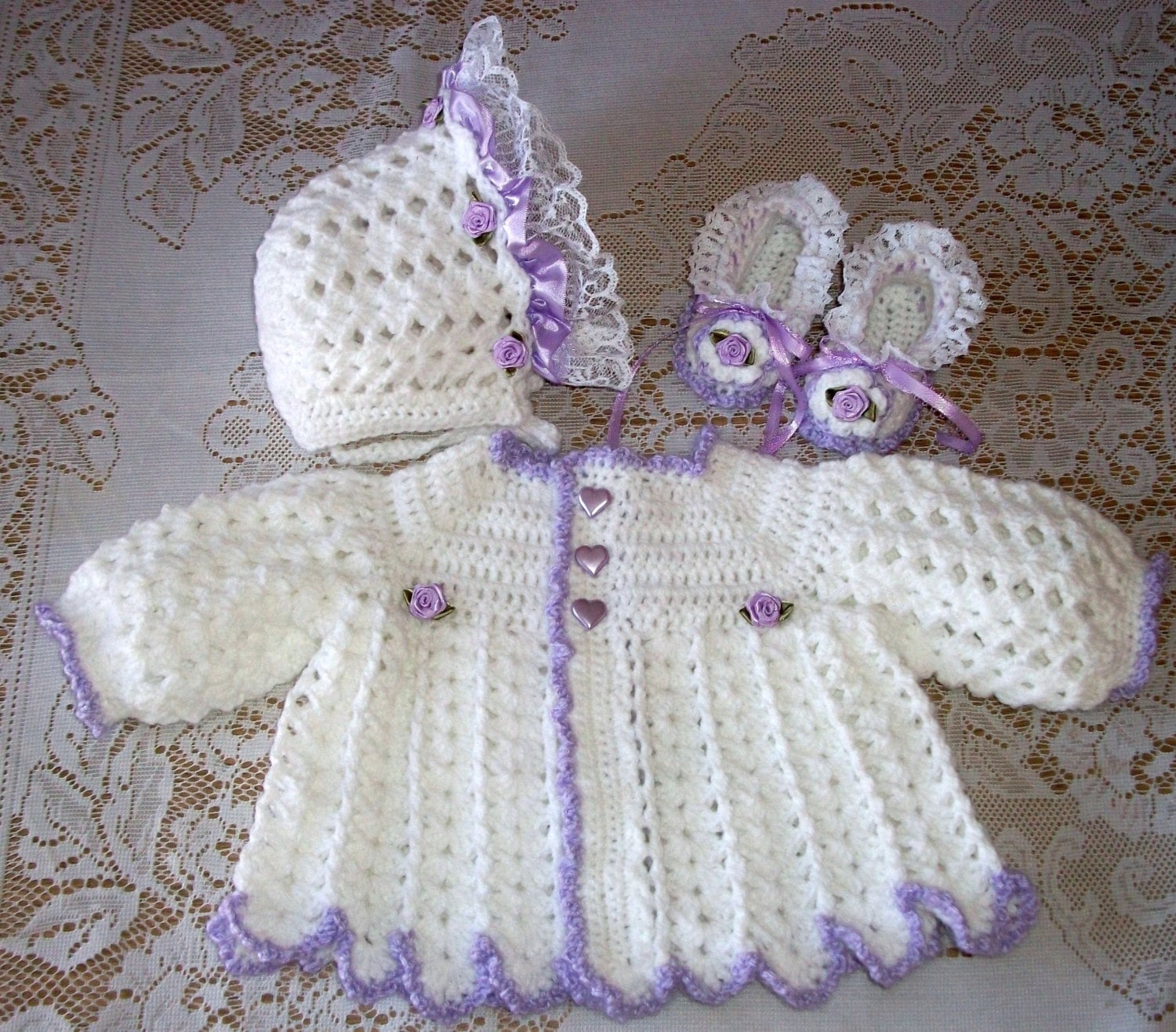 Häkeln Baby Mädchen Pullover Gesetzt, Motorhaube Und Booties in Weiß Lavendel Ideal Für Baby-Dusche-Geschenk Oder Bring Mich Nach Hause von madewithlovebysuzieq