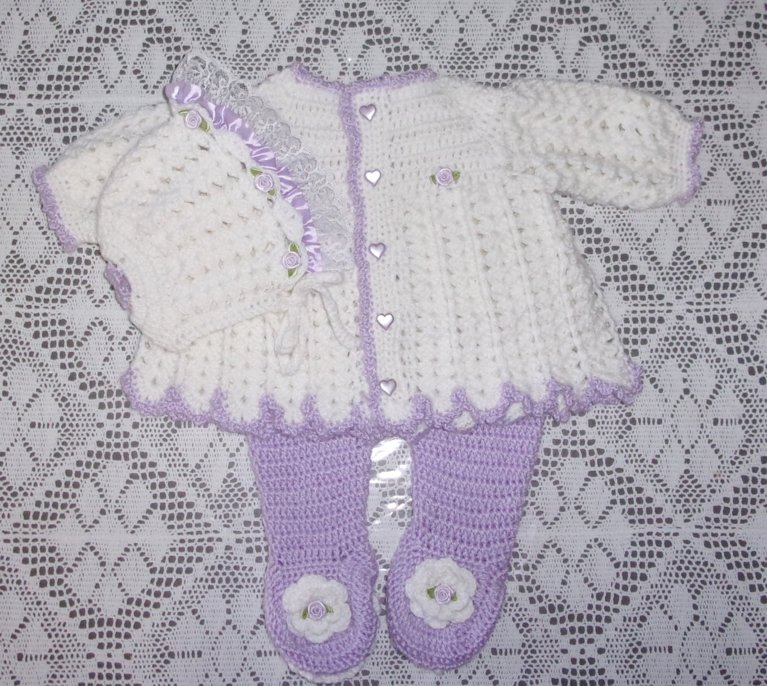 Häkeln Baby-Mädchen-Pullover-Set, Leggings Und Mütze/Cap Lavendel Weiß Layette Outfit Perfekt Für Baby Dusche Geschenk/Take Home von madewithlovebysuzieq