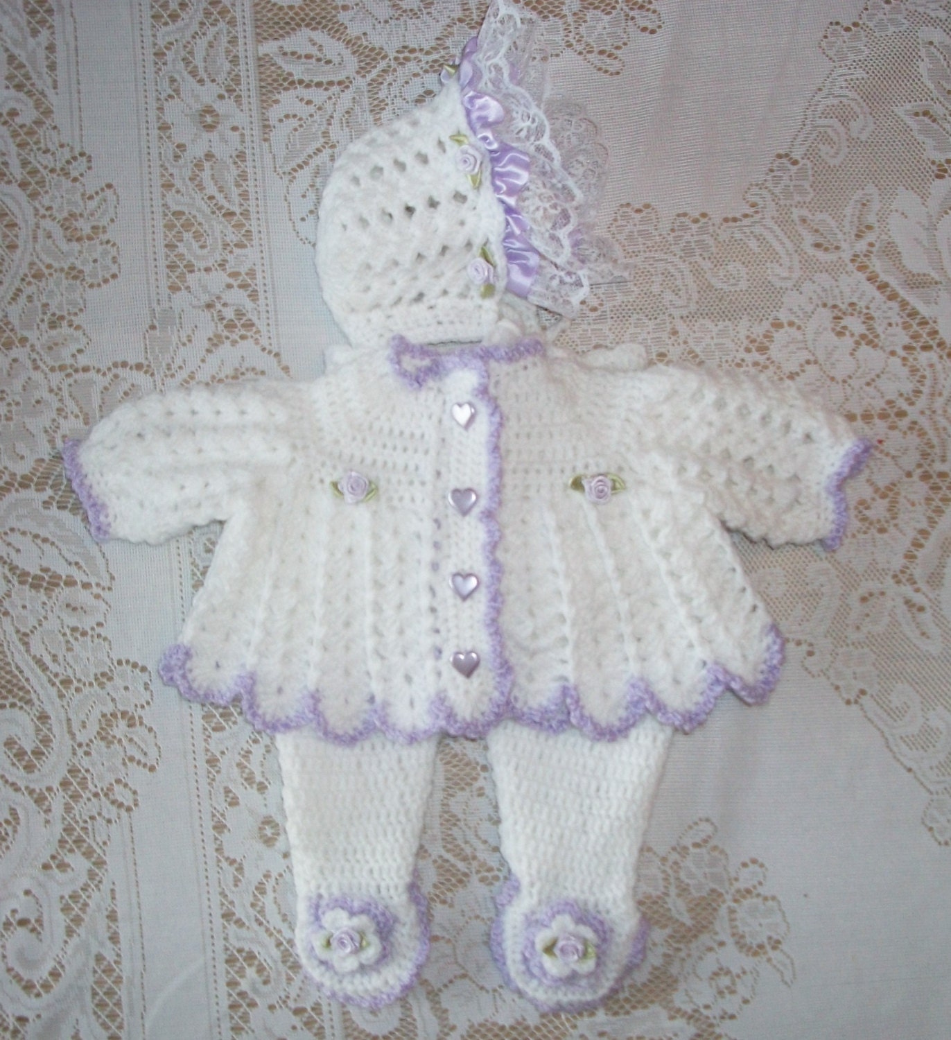 Häkeln Baby Mädchen Schicke Pullover Set, Leggings Und Mütze/Cap Weiß Lavendel Layette Outfit Perfekt Für Dusche Geschenk/Take Home von madewithlovebysuzieq