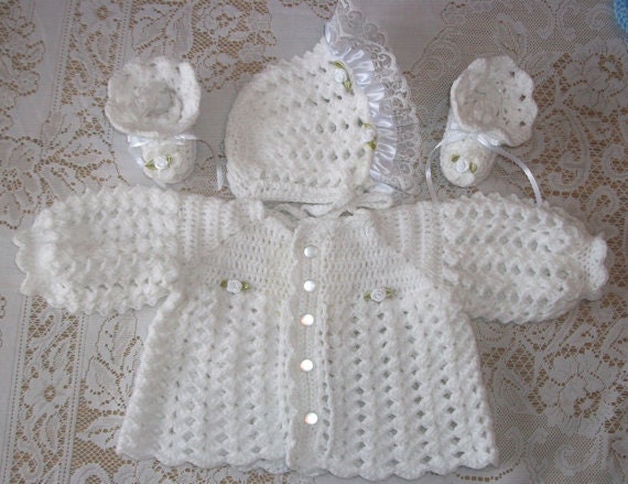 Häkeln Baby Mädchen Weiß Pullover Set, Mütze Und Booties Perfekt Für Baby-Dusche-Geschenk Oder Bring Mich Nach Hause Newborn Geschenk von madewithlovebysuzieq