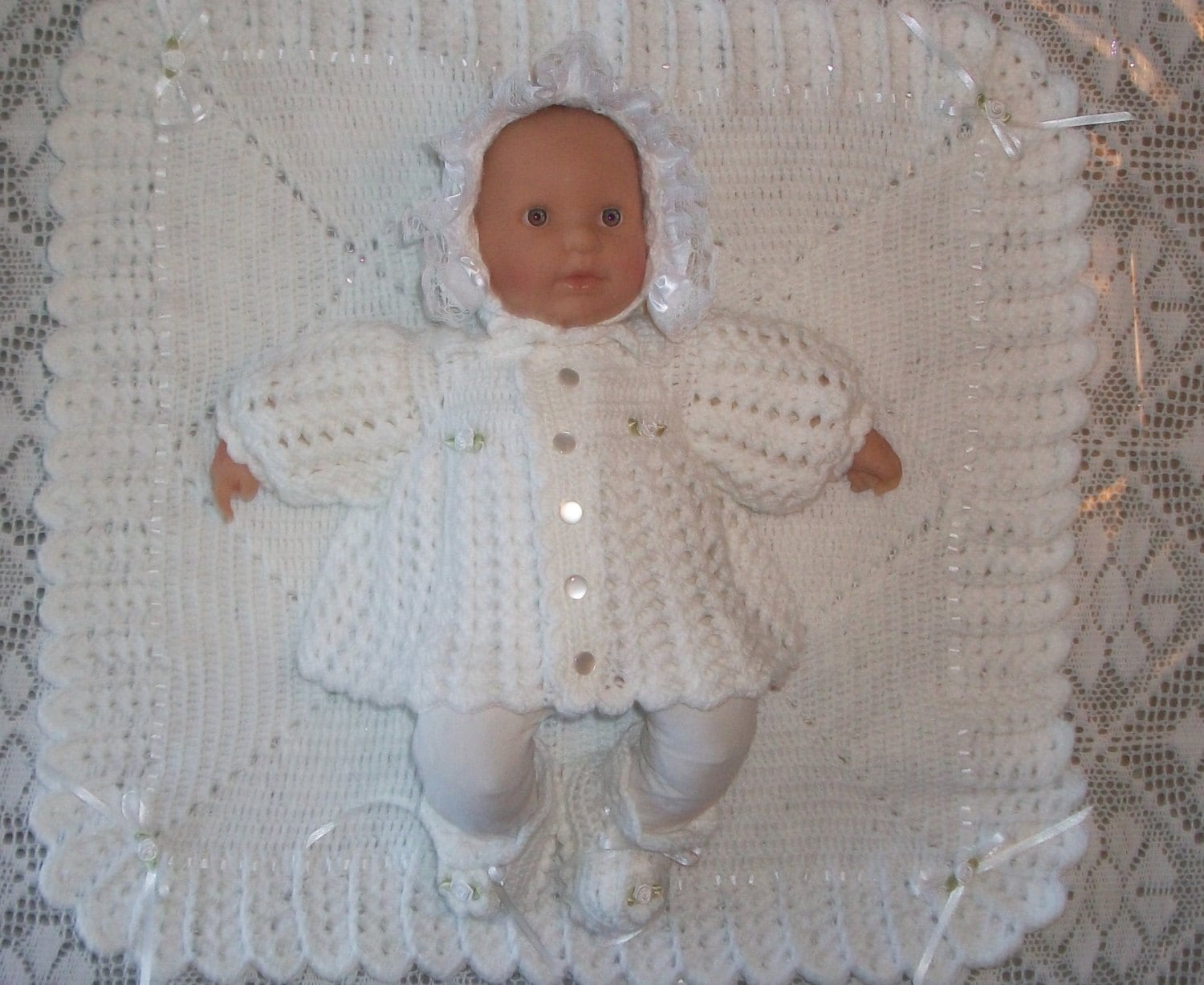 Häkeln Baby Mädchen Weiß Pullover Set Layette Mit Satin Spitze Perfekt Für Baby-Dusche-Geschenk Neugeborenen Nehmen Nach Hause Oder Taufe von madewithlovebysuzieq