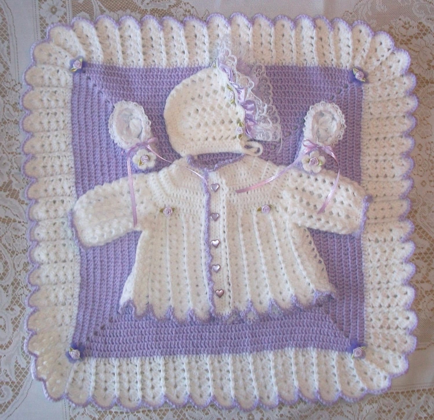 Häkeln Sie Baby Mädchen Lavendel Und Weiß Pullover, Mütze, Booties Decke Set Babyausstattung Perfekt Für Shower Geschenk Oder Take Me Home Outfit von madewithlovebysuzieq