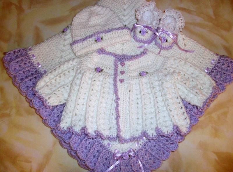 Häkeln Sie Baby Mädchen Lavendel Und Weiß Pullover Set Babyausstattung Perfekt Für Shower Geschenk Oder Neugeborenen Take Me Home Outfit von madewithlovebysuzieq