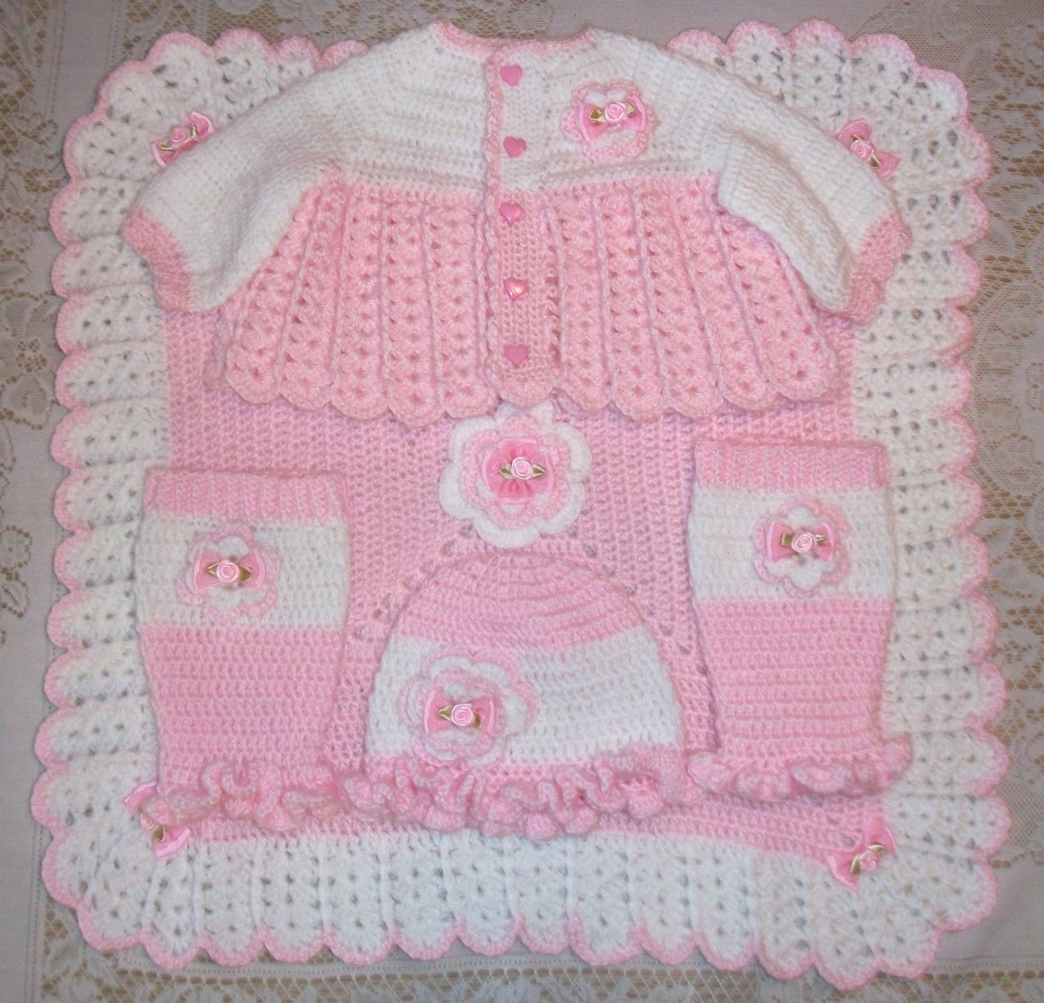 Häkeln Sie Baby Mädchen Pullover Set Babyausstattung Mit Blume Rüschen Mütze, Stulpen Und Decke Perfekt Für Baby-Dusche-Geschenk Oder Nach Hause von madewithlovebysuzieq