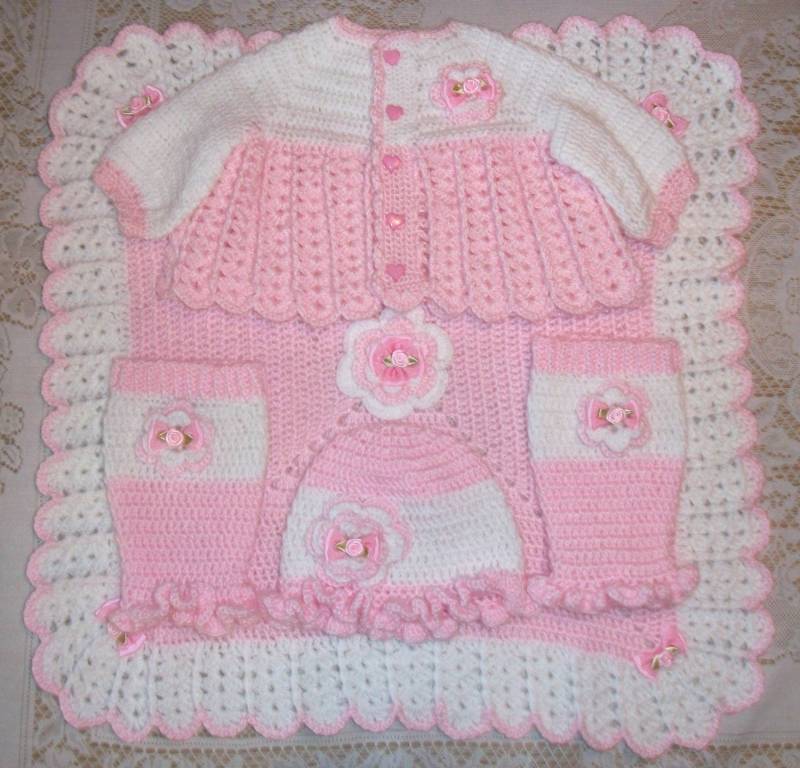 Häkeln Sie Baby Mädchen Pullover Set Babyausstattung Mit Blume Rüschen Mütze, Stulpen Und Decke Perfekt Für Baby-Dusche-Geschenk Oder Nach Hause von madewithlovebysuzieq