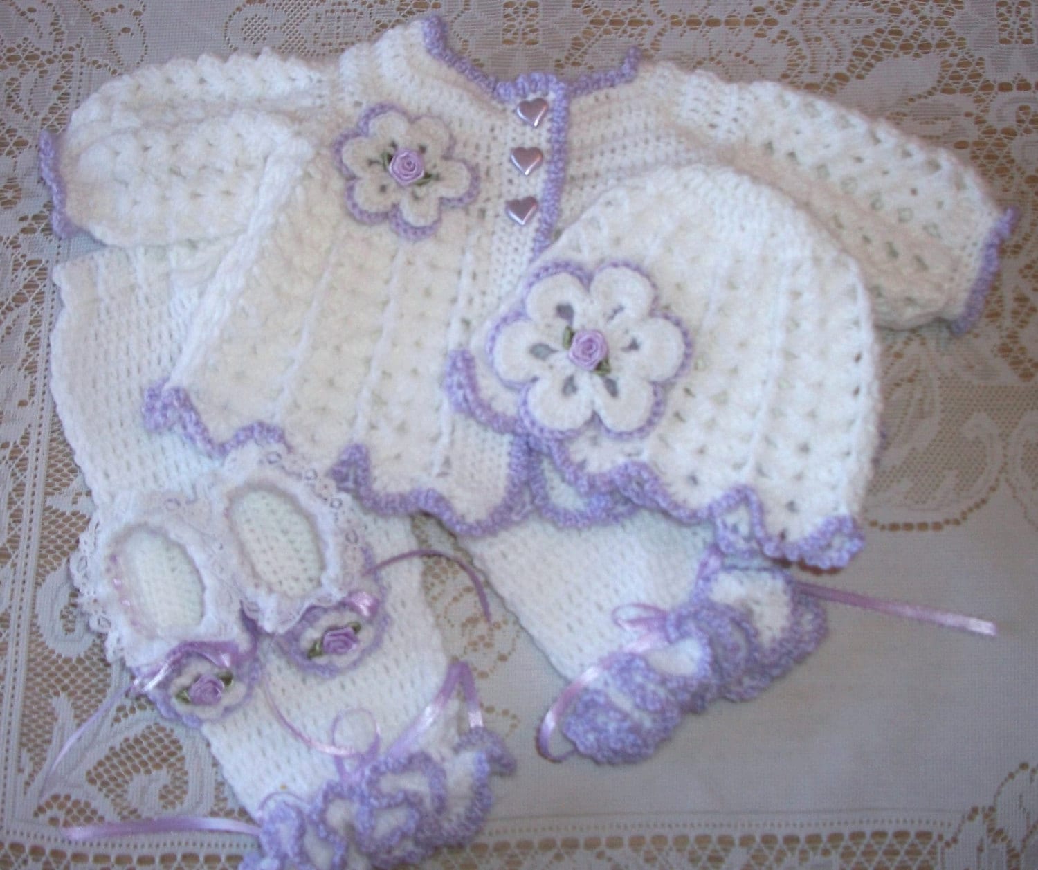 Häkeln Sie Baby Mädchen Pullover Set Babyausstattung Mit Rüschen Leggings Und Booties Oder Feety Hose Perfekt Für Baby-Dusche-Geschenk Nach Hause von madewithlovebysuzieq