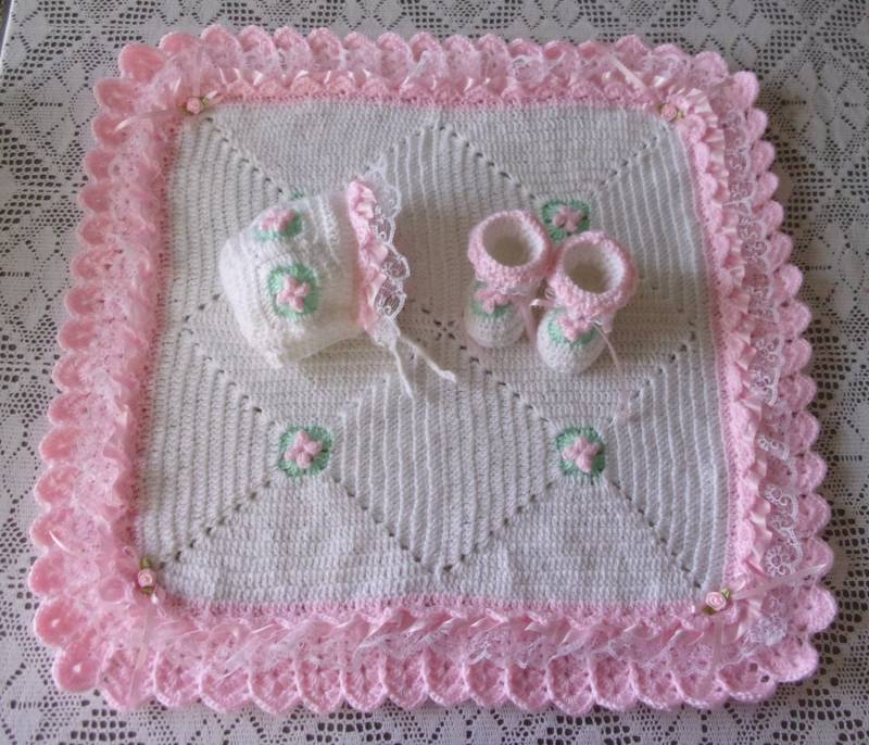 Häkeln Sie Babymädchen Set Babyausstattung Rüschen Ausgefallene Decke Mit Satin Und Spitze Rüschen, Motorhaube Booties Für Baby-Dusche-Geschenk von madewithlovebysuzieq