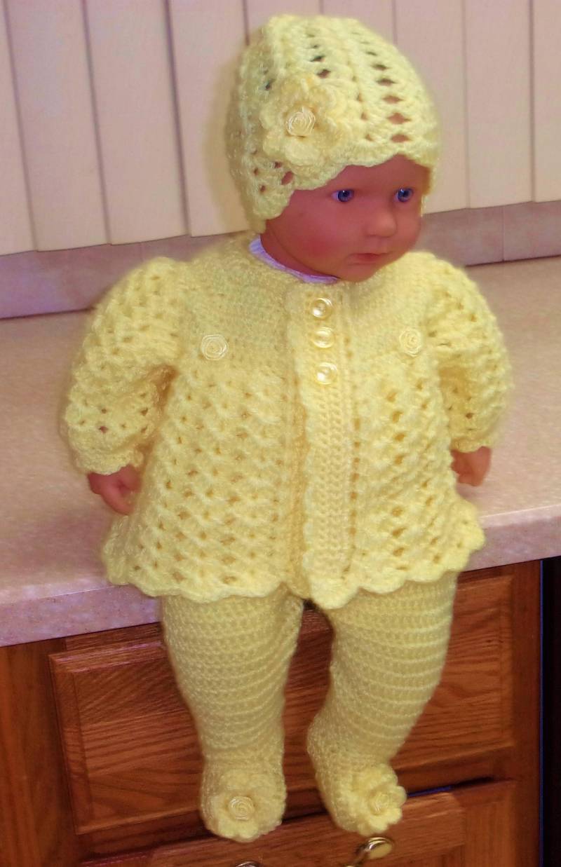 Häkeln Sie Babymädchen Set Layette Gelben Pullover Mit Leggings Und Blume Cloche Outfit Perfekt Für Baby-Dusche-Geschenk Oder Take Home-Outfit von madewithlovebysuzieq