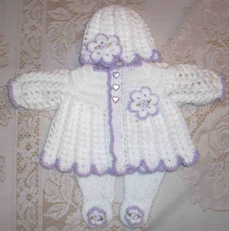 Häkeln Sie Babymädchen Set Layette Weiß/Lavendel Pullover Mit Leggings Und Blume Cloche Outfit Perfekt Für Baby-Dusche-Geschenk Oder Take Home-Outfit von madewithlovebysuzieq