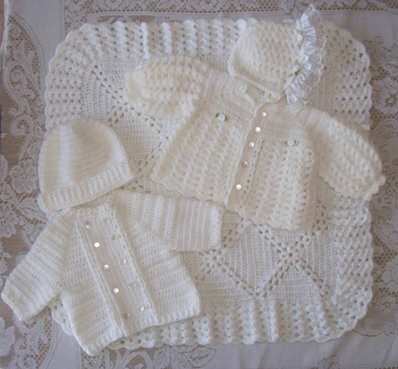 Junge Mädchen Zwillinge Gehäkeltes Weißes Taufoutfit, Decke, Pullover Und Mütze Set Perfekt Für Baby Shower Geschenk Oder Coming Home Outfit von madewithlovebysuzieq