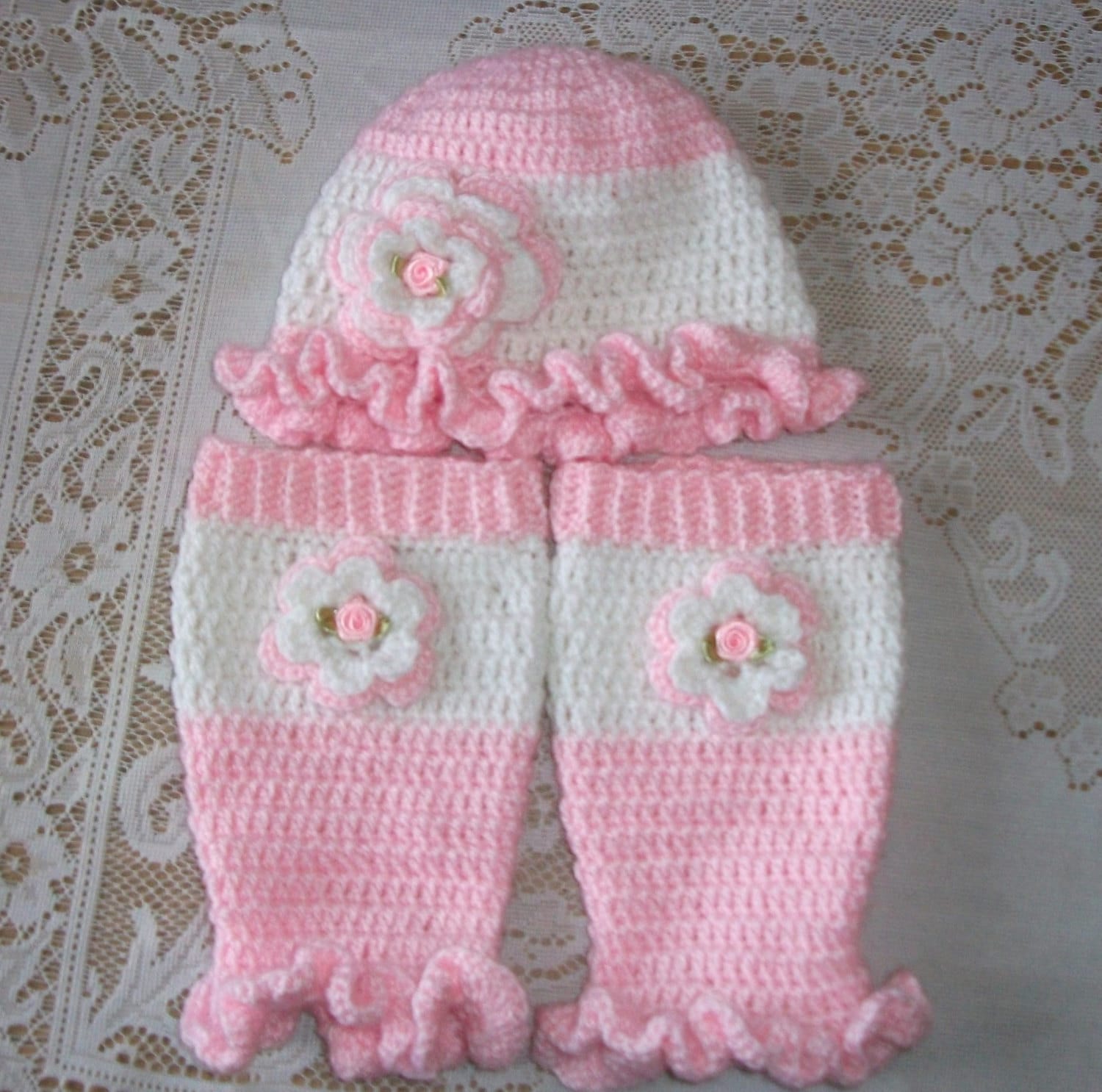 Nb-6 Mos-Crochet Baby Girl Blumen Rüschen Hut Und Stulpen Perfekt Für Shower Geschenk Oder Take Home Outfit von madewithlovebysuzieq