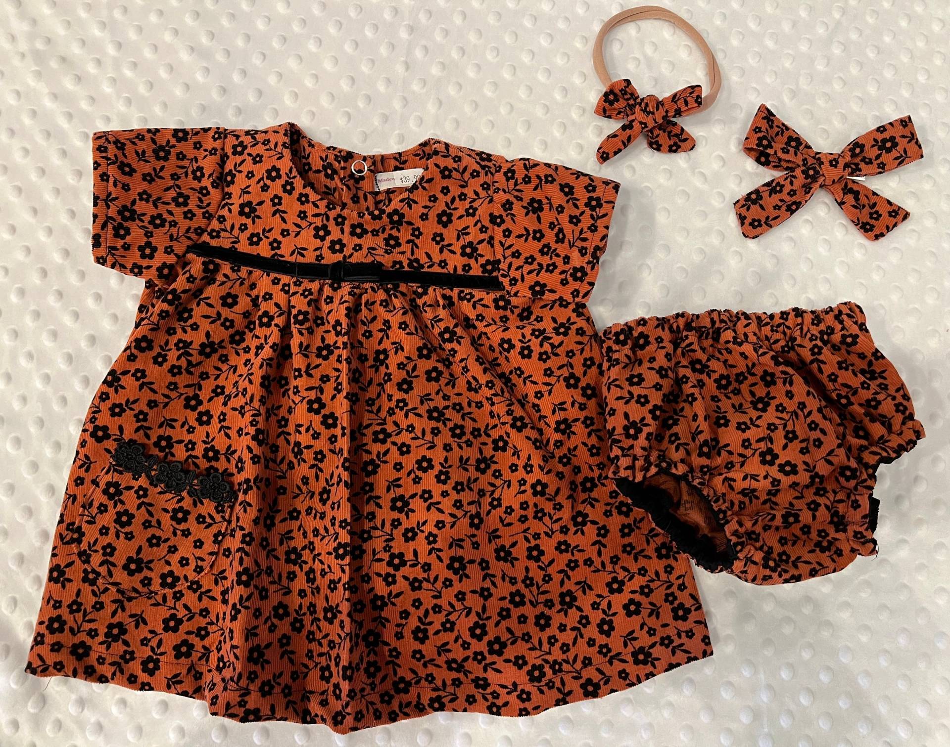 Rost Mit Schwarzen Blumen Kurzarm Kleid Pumphose Und Passender Schleife Rost Mit Schwarzen Blumen Kurzarm Kleid Pumphose Und Passender Schleife von madewithnaunaslove