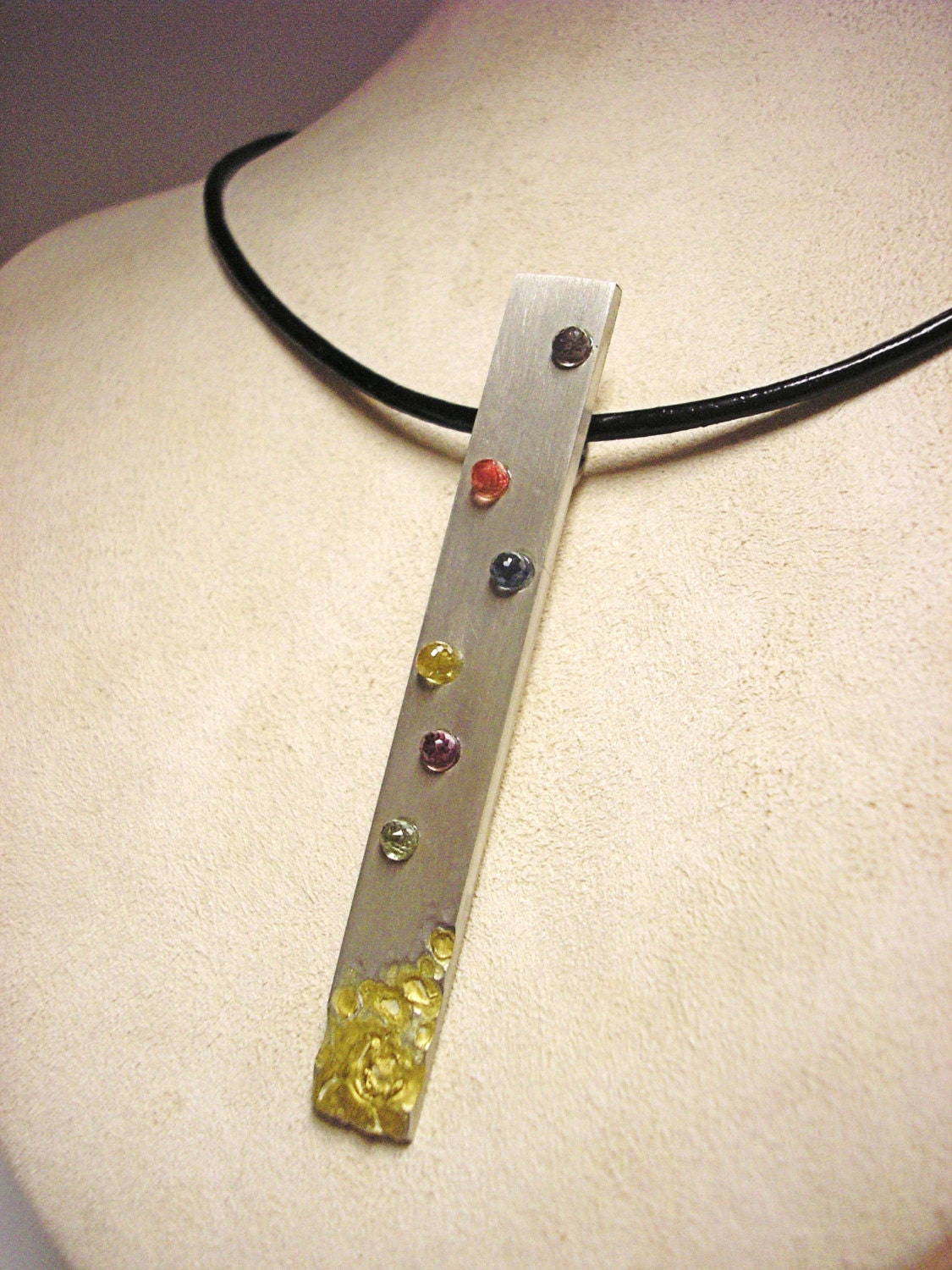 Briolette Halskette Aus Sterlingsilber Und Mehrfarbigem Saphir von madhuntjewelry