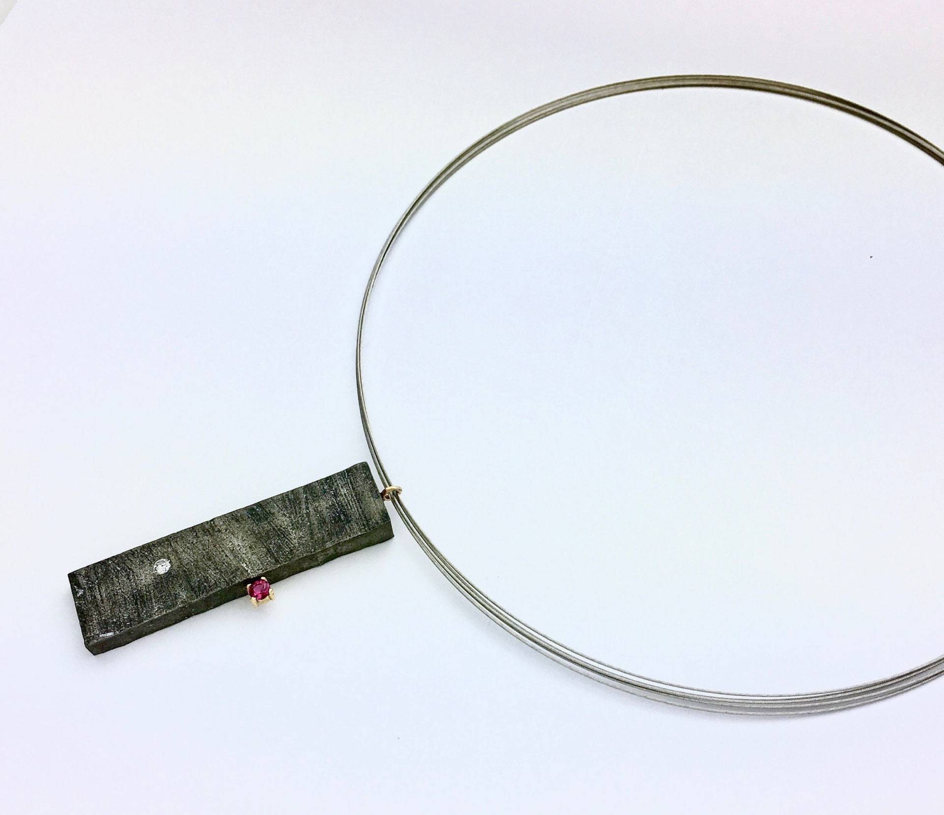 Lumina Altaluminium Anhänger Mit Diamant & Rubin von madhuntjewelry