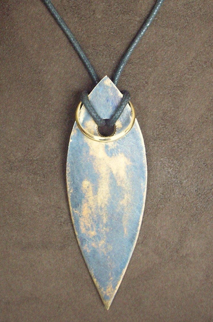 Oxidierte Bronze "Liebe & Krieg" Anhänger W/14K Gold-Füllung von madhuntjewelry