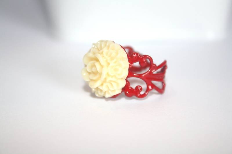 Elfenbein Flower Ring Schmuck Creme Einstellbar Rot Filigran Hochzeit, Brautjungfern Geschenk Hochzeits Zubehör von madigracecreations