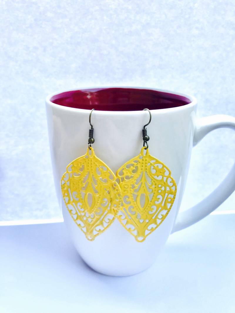 Gelbe Filigrane Ohrringe von madigracecreations