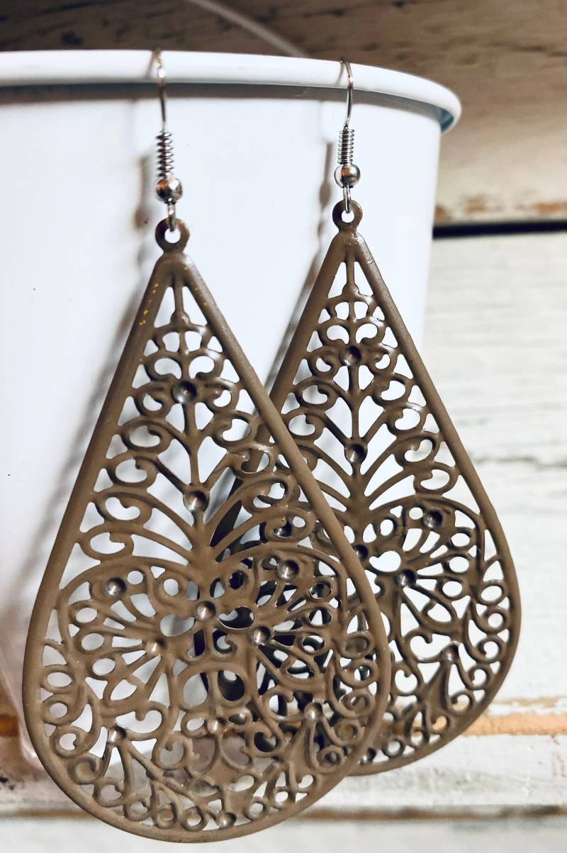 Taupe Farbe Tropfen Filigrane Ohrringe, Handbemalte Bronze Ohrringe Boho Rustikaler Schmuck von madigracecreations