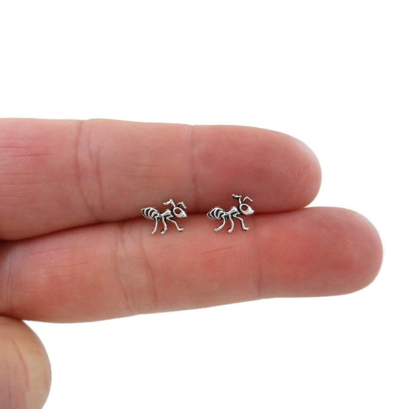 Ameise Ohrringe in Sterling Silber, Ohrringe, Insekt Winzige Ohrstecker, Minimalist Ohrring, Zierliche von maebeas