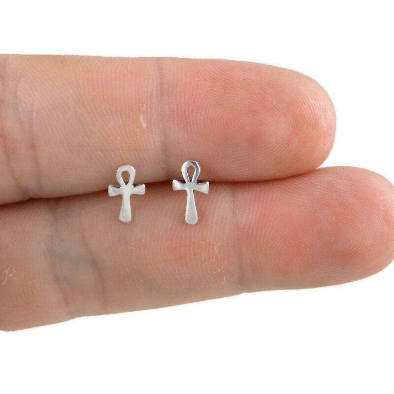 Ankh Sterling Silber Ohrstecker, Ohrringe, Kreuz Zierliche Kinder Ohrringe von maebeas