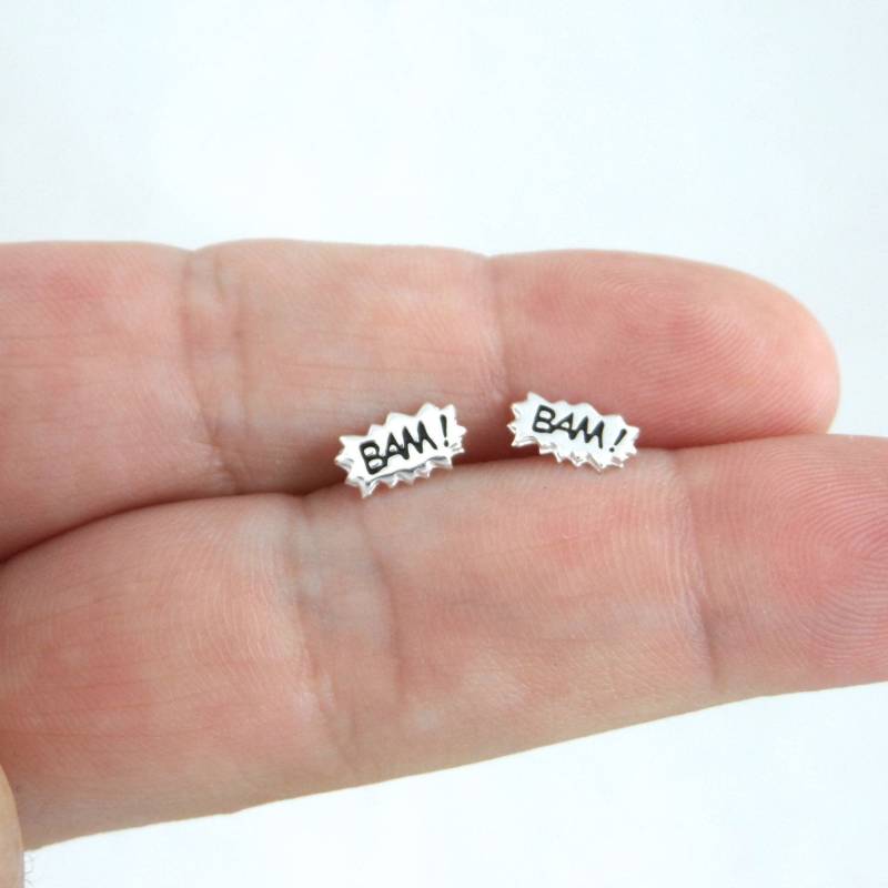Bam Comic-Buch-Ohrringe in Sterling Silber, Superhelden Ohrringe, Comic-Buch Ohrstecker, Silber Comic-Schmuck, Geek Schmuck von maebeas